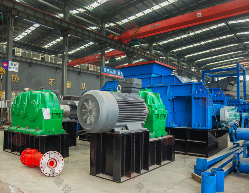 小型卵石打砂機(jī)_河卵石生產(chǎn)線(xiàn)配置_華盛銘液壓對(duì)輥制砂機(jī)